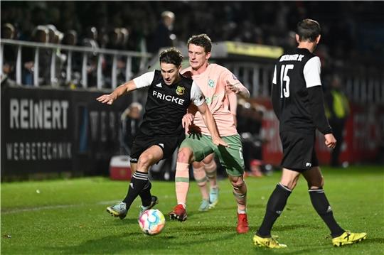 Jan-Ove Edeling, auch schon für D/A am Ball und hier gegen Jens Dalsgaard Stage, hat sich gegen Werder Bremen verletzt und wird Heeslingen im Derby gegen A/O fehlen. Foto: Schlikis