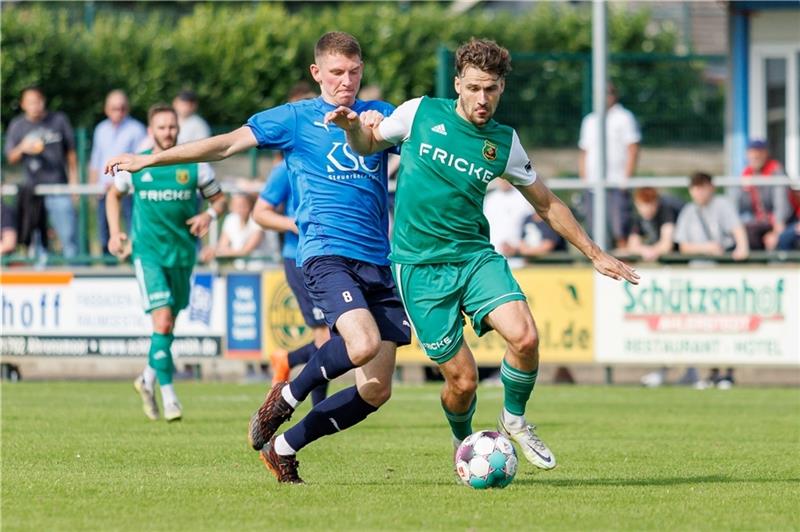 Jan-Ove Edeling, der von 2018 bis 2020 für den Regionalligisten D/A spielte, war in der ersten Halbzeit allgegenwärtig im Mittelfeld des Heeslinger SC. A/O lief fast nur hinterher in Hälfte eins. Hier Merten Hiller, der aber ein gutes Spiel