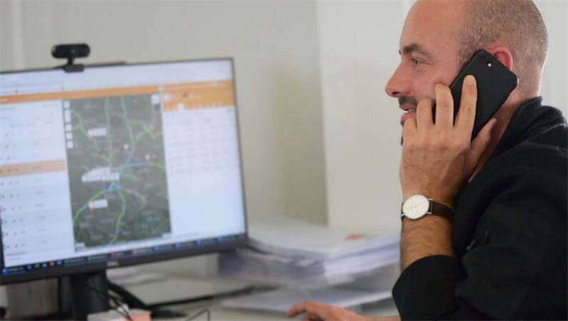 Jan Peper hat alle Lkw im Blick. Grüne Linien zeigen staufreie Straßen an.