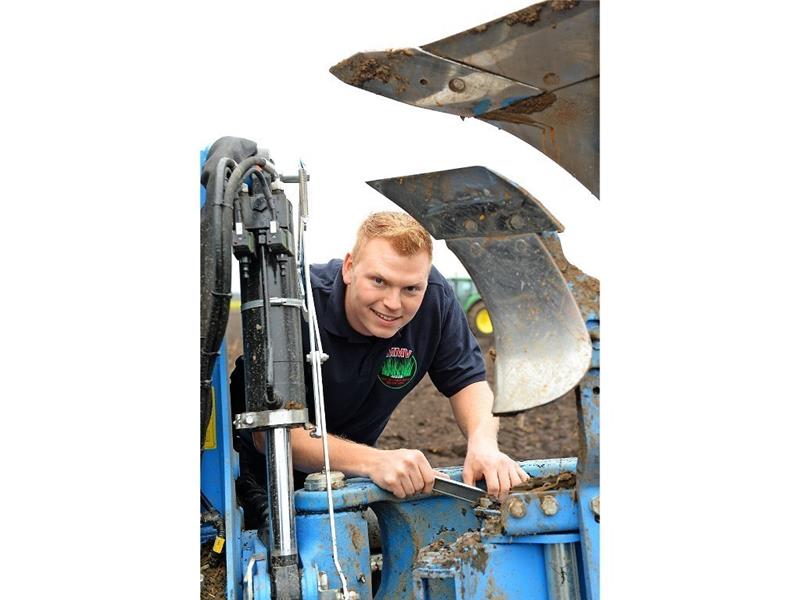 Jan-Peter Hartleff stellt den Pflug vor dem Pflügen ein.