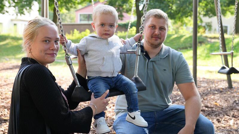 Finn sucht seinen Lebensretter: Registrierungsaktion am Sonntag Jan-Philipp und Michelle Weinhold mit ihrem Sohn Finn. Der Einjährige hat eine seltene Immunkrankheit.