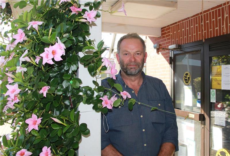 Jan Piepenbrink in Estebrügge vom gleichnamigen Blumengeschäft hat auch den Laden geschlossen. Foto: Richter