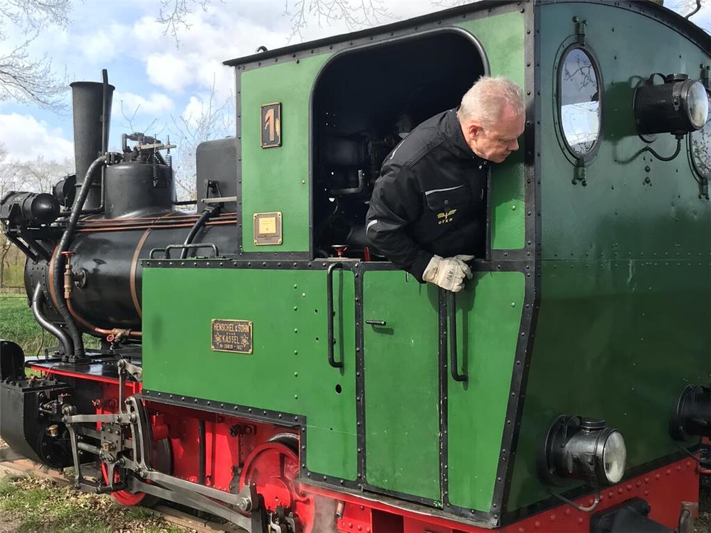 Jan Reher verkoppelt die Dampf-Lok mit dem Zug.