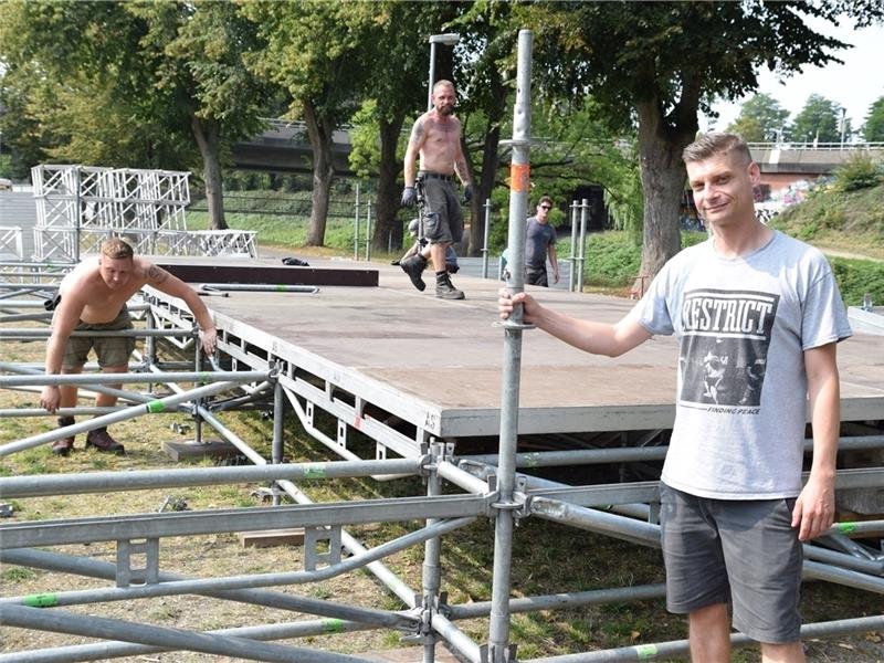 Jan Schmidt vor der Bühne: Er hat auf dem Festival-Gelände im Bürgerpark alles im Griff. Foto: Strüning