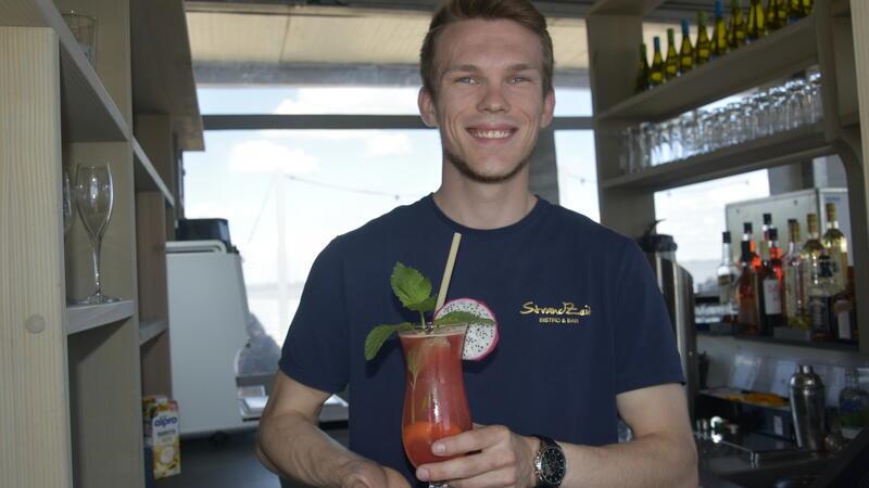 Jan Schomaker vom Bistro StrandZeit auf Krautsand, wo er den „Schomaker“ serviert.