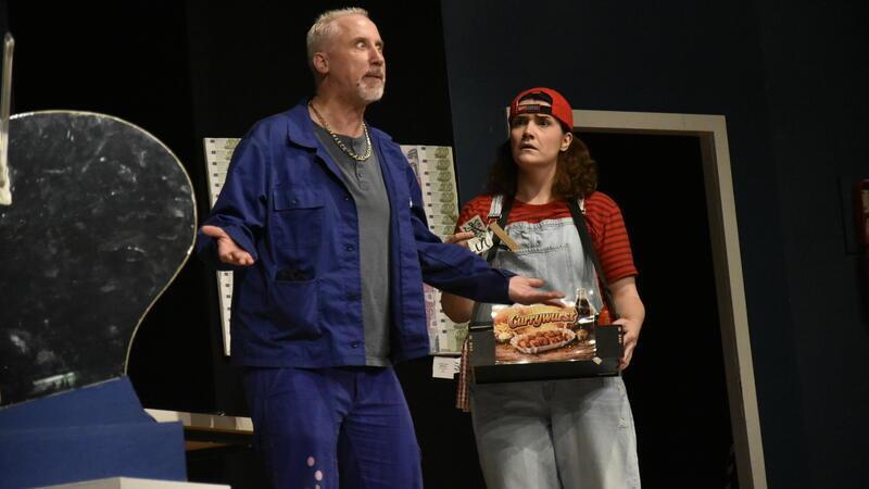 Jan Schuba und Laura Vorgang brillieren im „Tatortreiniger“.