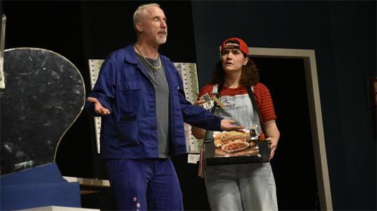 Jan Schuba und Laura Vorgang brillieren im „Tatortreiniger“.