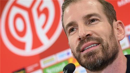 Jan Siewert, Interimstrainer vom 1. FSV Mainz 05, sitzt während der Pressekonferenz auf dem Podium.