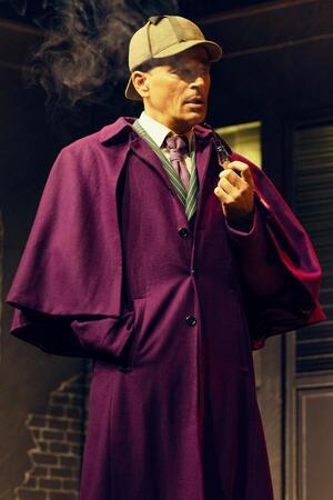 Jan Sosniok als Sherlock Holmes.