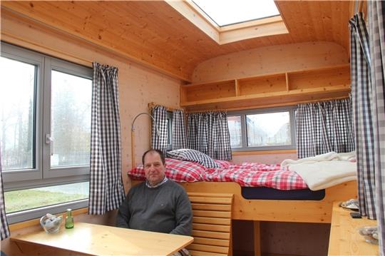 Jan Stölken im ersten Prototyp für den Tiny-House-Trailer: Vom Bett aus lässt sich in die Landschaft und in den Himmel blicken. Fotos: Michaelis