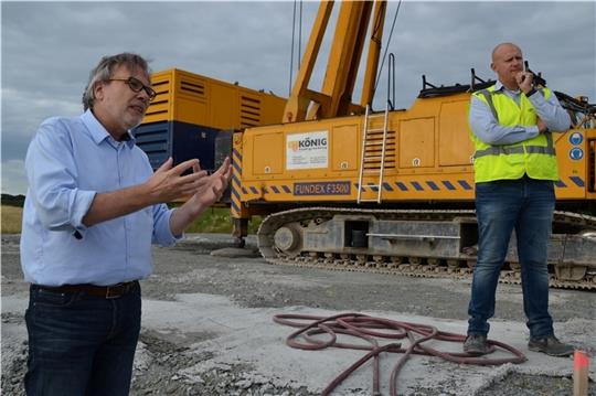 Jan Teßmer (links) und Jakob Klassen von der Windenergieforschung beim DLR erklären, was mit dem Windpark in Krummendeich erforscht werden soll. Foto: Helfferich