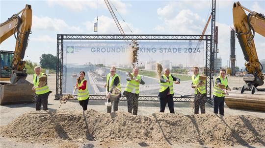 Jan Themlitz (l), CEO Hanseatic Energy Hub, Johann Killinger (3.v.l), Geschäftsführender Gesellschafter der Buss Group GmbH & Co. KG, Stephan Weil (4.v.l, SPD), Ministerpräsident von Niedersachsen, und Jozef Síkela (5.v.l), Minister für Industrie und Handel der Tschechischen Republik, sowie weitere Teilnehmer nehmen am offiziellen Spatenstich für das erste landbasierte Terminal für verflüssigte Gase in Deutschland teil. Das LNG-Terminal in Stade bei Hamburg soll 2027 in Betrieb gehen.