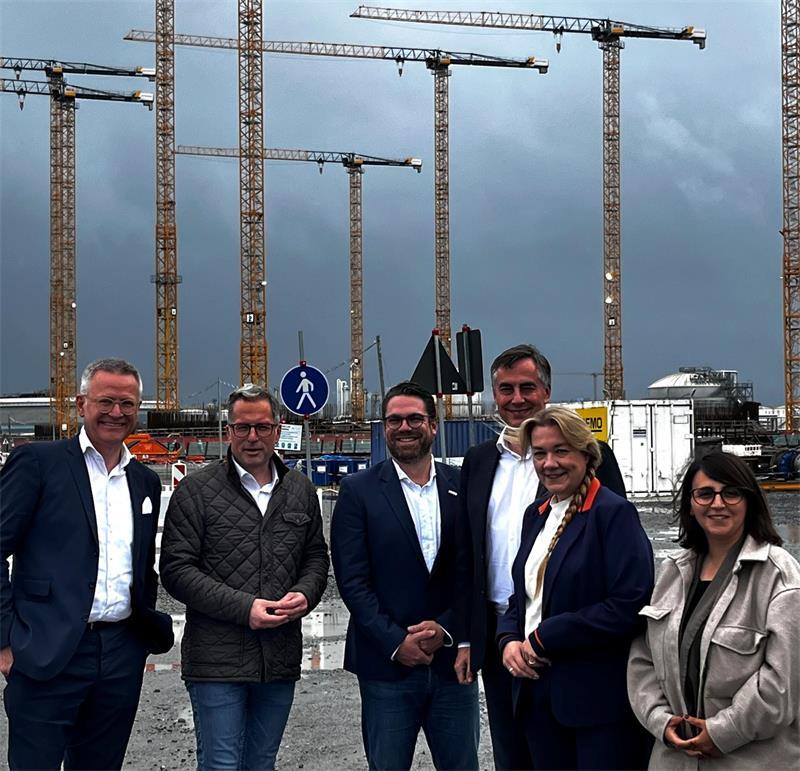 LNG-Terminal: HEH baut in Stade die größten Flüssiggas-Tanks Europas Jan Themlitz mit CDU-Wahlkämpfern: Landrat Kai Seefried, Bürgermeisterkandidat Arne Kramer, EU-Abgeordneter David McAllister, Landtagsabgeordnete Melanie Reinecke und Ratskandidatin Elif Aydin (v.l.).