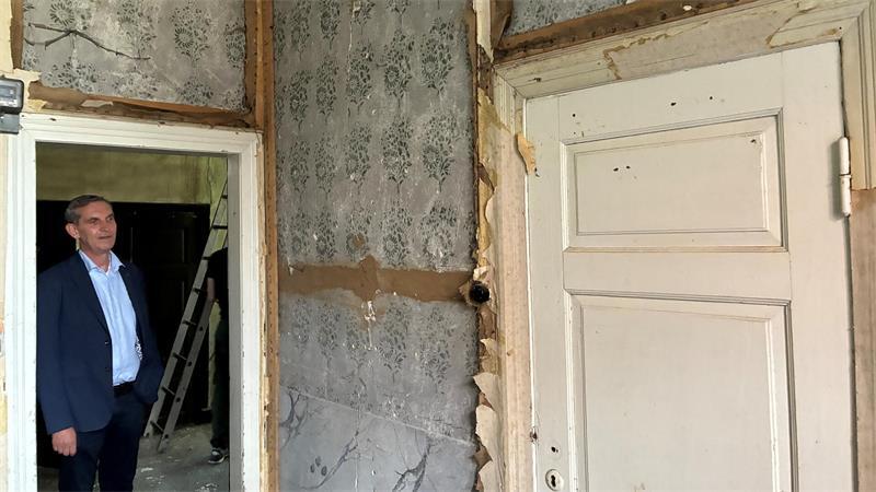 Jan Thesing blickt auf den Wandschmuck, dieser wird restauriert.