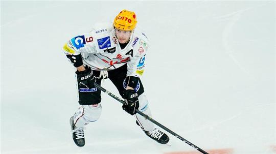Jan Urbas spielt den Puck.