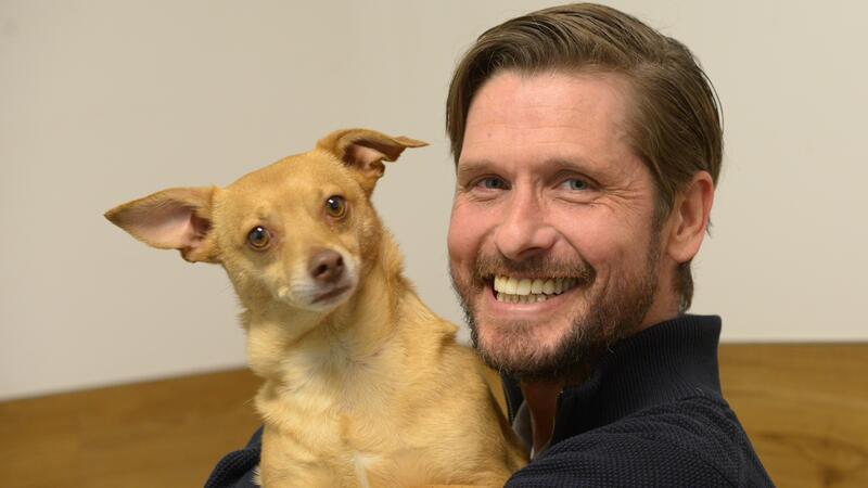 Jan Viebrock mit Chicco. Den kleinen Hund hat er in Rumänien als Straßenhund vor dem sicheren Tod in der Tötungsanstalt bewahrt.