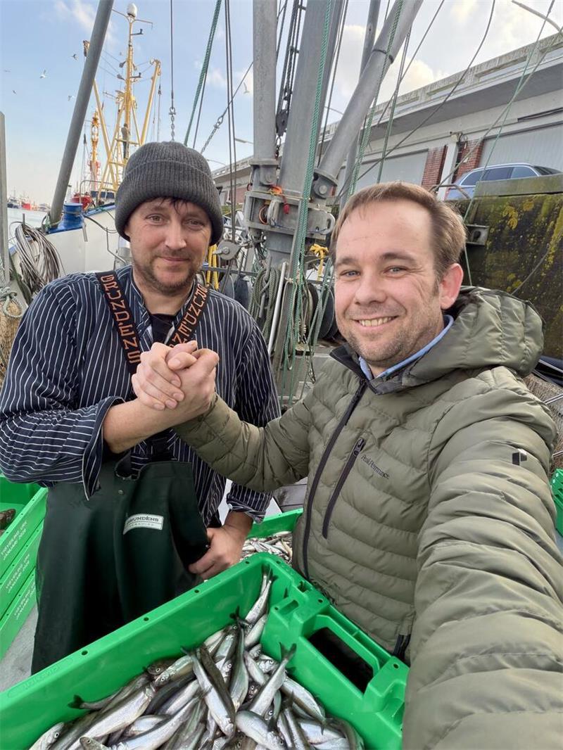 Cranz: Bei Fiete Kramer vom Gasthaus Zur Post kommt Stint in die Dose Jan Winkels und Fiete Kramer bei der Stint-Übergabe.