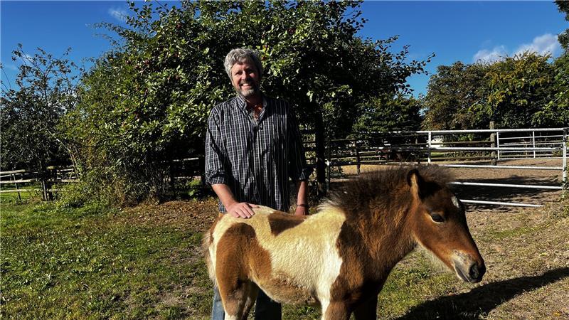 Jan Witt auf seiner Fohlenweide.