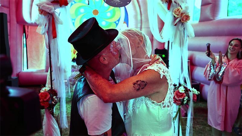 Jan und John küssen sich, nachdem sie sich im Rahmen einer Massenhochzeit in einer aufblasbaren Kapelle in Amsterdam das Eheversprechen gegeben haben - im Rahmen einer Pride-Veranstaltung zur Feier des 25-jährigen Jubiläums, seit die Niederlande als erstes Land der Welt die gleichgeschlechtliche Ehe legalisiert haben.