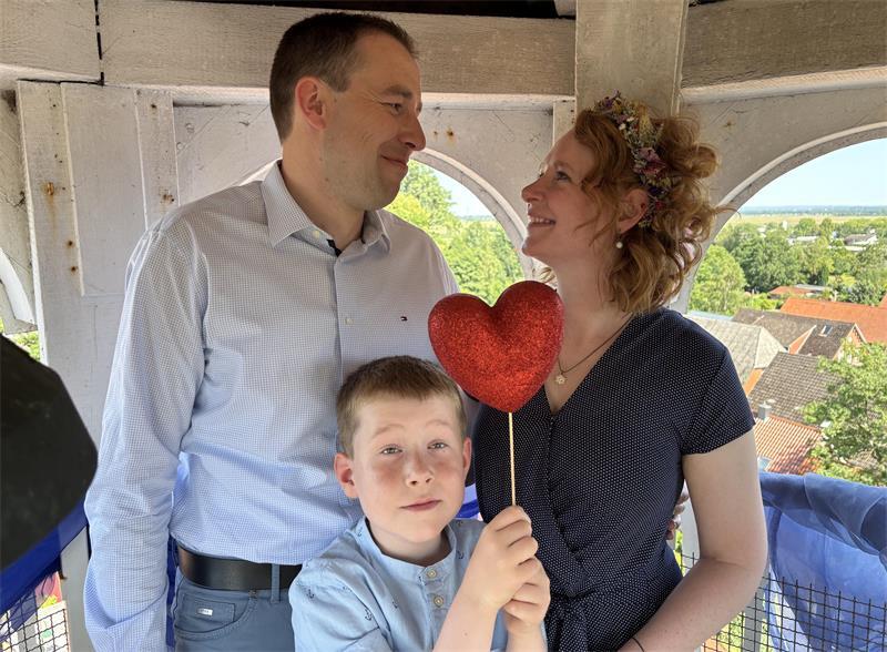Tränen auf dem Horneburger Kirchturm: Drei Paare haben sich getraut Jan und Nicole Schwämlein haben sich auf dem Kirchturm trauen lassen. Sohn Mattis ist ebenfalls mutig hinaufgestiegen.
