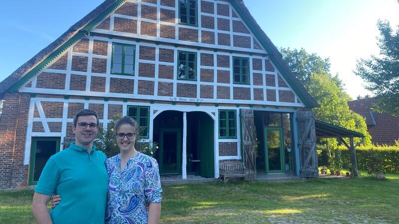 Alte Gemäuer: So lebt es sich im sanierten Bauernhaus Jan und Sophia Sand stehen auf dem dem ebenfalls denkmalgeschützten Feldsteinpflaster vor dem südlichen Teil des alten bauernhauses, in dem einst der Kuhstall war.