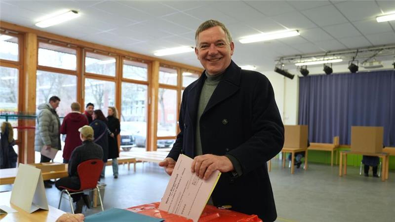 SPD gewinnt Hamburg-Wahl – CDU lässt Grüne hinter sich Jan van Aken spricht vom Comeback seiner Partei.