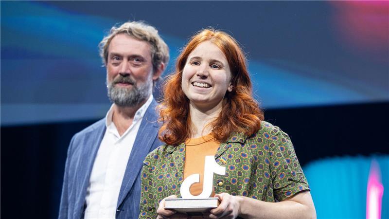 Tiktok-Awards: Junge Fans küren ihre Buch-Stars Jana Brammer ist Gewinnerin der Kategorie „Indie Buchhandlung & Bibliothek des Jahres“.
