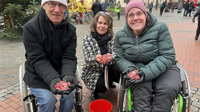 Jana Krone (Mitte), Leiterin der Offenen Hilfen bei der Lebenshilfe in Stade, sowie Jane Möller (rechts) und Mario Mani vom Rolli-Tennis des TuSV Bützfleth.