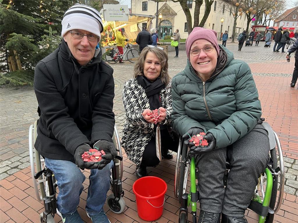 Jana Krone (Mitte), Leiterin der Offenen Hilfen bei der Lebenshilfe in Stade sow...