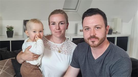 Jana Schmitt und Mike Lorenzen suchen einen Kita-Platz für ihren Sohn. Wegen ihrer Arbeitszeiten ist das schwierig.