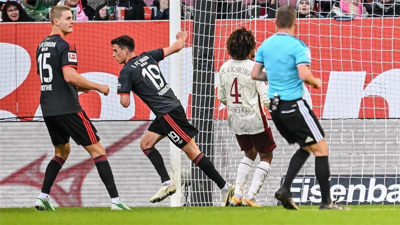 Janik Haberer (Nr. 19) dreht nach seinem Tor zum 1:1 jubelnd ab.