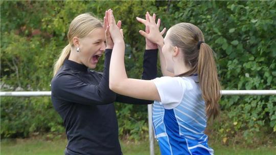 Janika Schlüter und Greta Pauli (links) feiern ihre Titel.