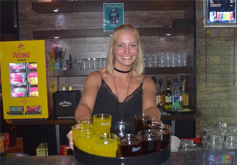 Janina Klintworth studiert auf Lehramt in Hamburg und arbeitet bereits seit acht Jahren an der Bar im „Musikladen Heinbockel“. Fotos Albus