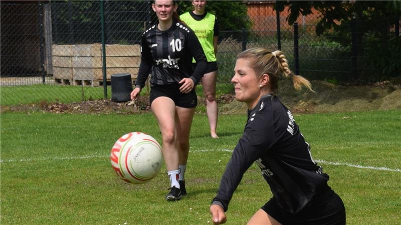 Nichts zu holen gegen den deutschen Faustball-Vizemeister Janina von der Lieth vom MTV Wangersen.