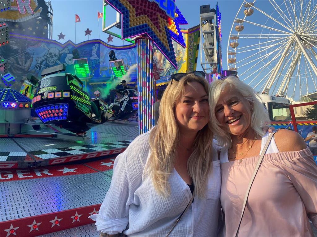 Janine Bohlen und Sonja Friedrichs haben gerade ein Fahrt mit dem Dancer gemacht...