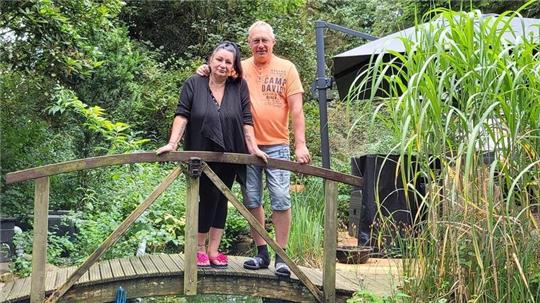 Janine und Volker Brockmann alias „Janine & Schatzi“ in ihrem Garten.