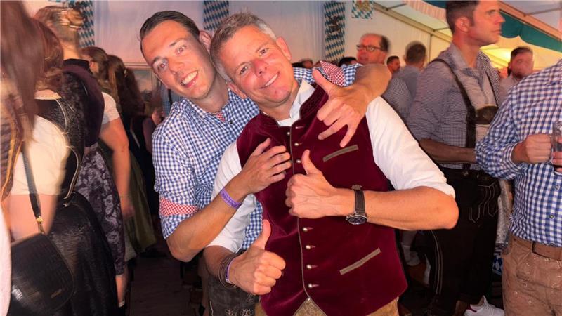 Das Dorf bebt: Revenahe feiert sein Oktoberfest mit Bier und Herzblut Janis Anton (links) und Sebastian Kreibich ziehen Revenahe dem Oktoberfest in München vor.