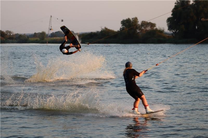 Janna Krethe und Jonah Krethe ziehen ihre Runden auf dem Ostesee und zeigen akrobatische Sprünge . Foto: Wasserski & Wakeboard Neuhaus