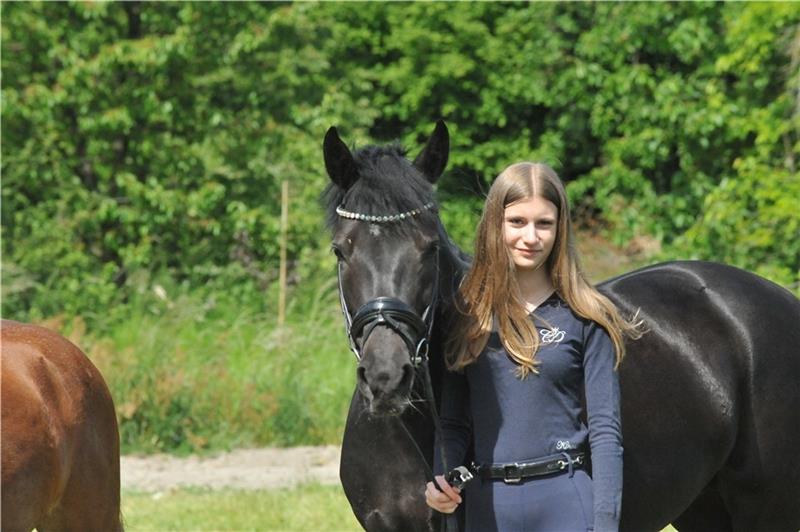 Vor Turnier in Bargstedt: Reittalent aus Jork auf Erfolgskurs Janna-Leonie Bay mit ihrem Blacky. Foto: Wolf