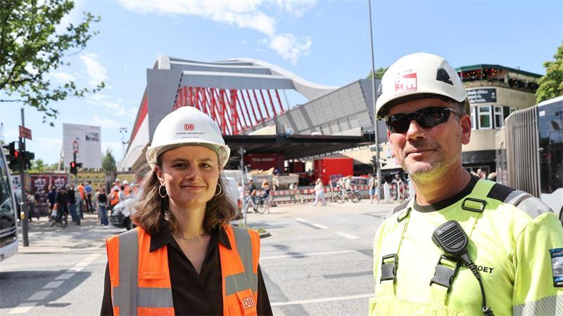 3.700-Tonnen-Brücke: Hamburgs Koloss stoppt nach wenigen Metern Janna Widmeier und Lars de Haas tragen die Verantwortung für das Projekt.