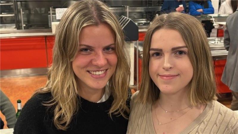 Janne Rump (links) ist aus den USA angereist. Sie sieht ihre Freundin Annaleen Wiese wieder.