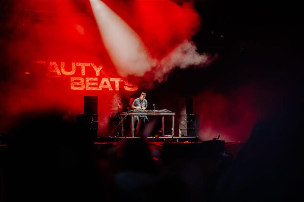 Jannek Schmitt alias "Beauty and the Beats" beim Deichbrand-Festival 2023.