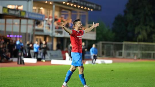 Jannes Elfers feiert seinen direkt verwandelten Eckball und erwartet seine heranstürmenden Mitspieler.