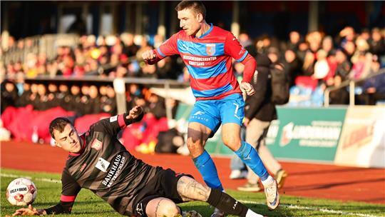 Jannes Elfers (rechts) musste zuletzt in der Liga gegen den Bremer SV pausieren.