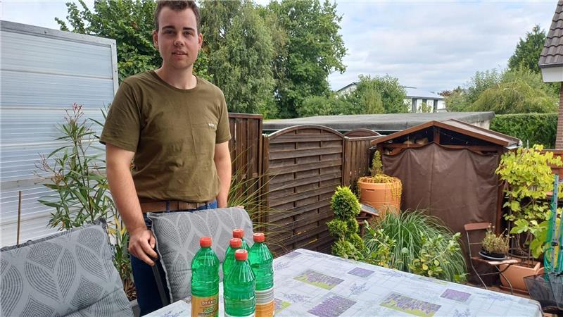 Jannes Hanske mit Essigflaschen auf dem Tisch auf der Terrasse: Essig soll zusammen mit Flächendesinfektionsmittel Rattengestank überdecken.