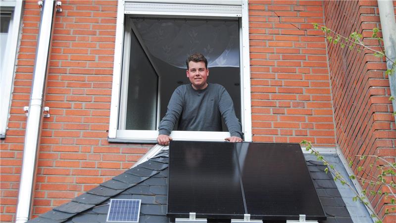 Balkonkraftwerk Marke Eigenbau: So viel Geld lässt sich damit sparen Jannes Hanskes Solarmodule fangen den ganzen Tag über die Sonne ein. Um möglichst effizient Strom zu produzieren, hat der 18-Jährige sein Kraftwerk in drei Himmelsrichtungen ausgerichtet. Foto: Levin Meis