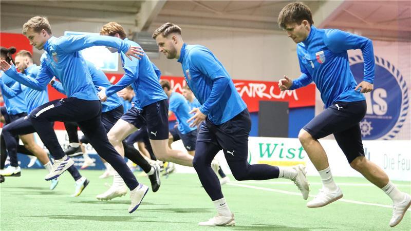 Jannes Wulff (Mitte) trainiert nach seiner Blinddarm-OP wieder.