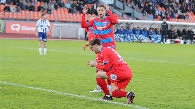 Torfestival im Spitzenspiel: D/A gewinnt nach Fußball-Krimi Jannes Wulff kann es nicht fassen. Tjorve Mohr vergibt per Kopf die Chance zur frühen Führung.