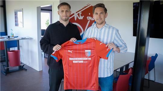 Jannes Wulff (links) und Sportdirektor Sören Behrmann haben am Freitag einen Vertrag über drei Jahre unterschrieben.