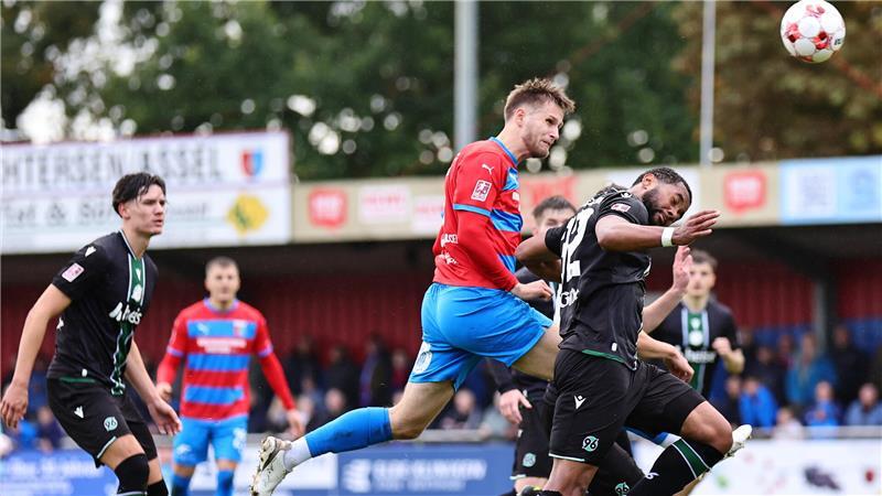 Reife Leistung: D/A lässt Hannover 96 II beim 4:0 keine Chance Jannes Wulff markiert per Kopf das 2:0 für D/A. Matti Cebulla hat per Freistoß vorbereitet.